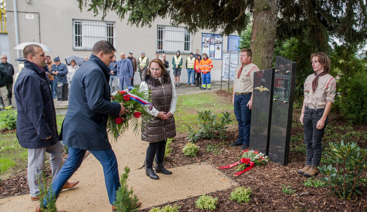 Bojovali v řadách RAF a byli spjati s aeroklubem v Letkově, válečným hrdinům tam po letech odhalili pomník