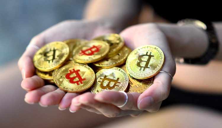 Důvěřivá žena přišla o čtvrt milionu korun, podvodník ji přiměl, aby peníze nastrkala do bitcoinmatu