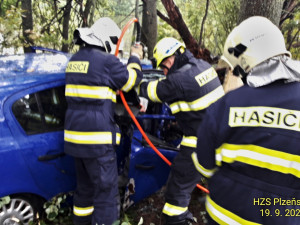 Po strašlivém nárazu do stromu se z auta vytrhl motor a odletěl 15 metrů. Dva cizinci utrpěli těžká zranění