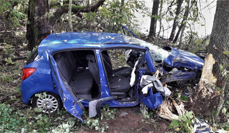 Po strašlivém nárazu do stromu se z auta vytrhl motor a odletěl 15 metrů. Dva cizinci utrpěli těžká zranění