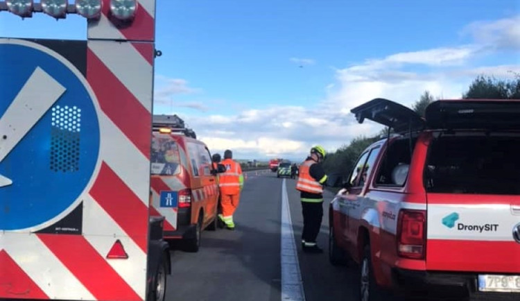 Na dálnici D5 zahynula řidička při nehodě osobáku, který vyletěl z vozovky. Druhá žena je těžce zraněná