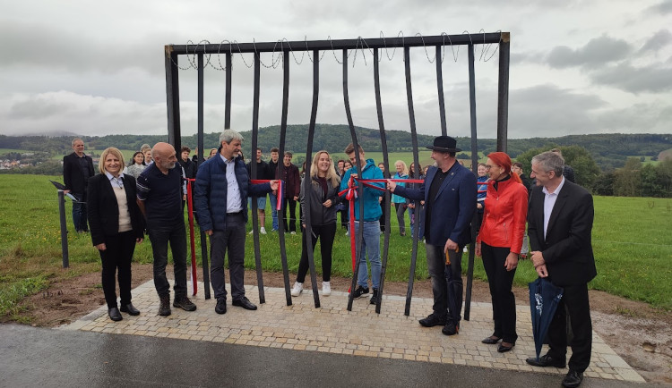 Pád železné opony nově připomíná památník na Ovčím vrchu, navrhli ho studenti z Česka a Německa