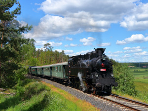 Milovníci železnice se mohou svézt s téměř sto let starou parní lokomotivou Všudybylkou