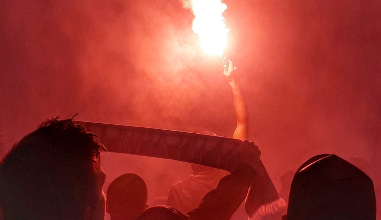 Fanoušci Slavie se pokusili zapálit náš stadion, říká vedení FC Viktoria Plzeň. Škoda za pekelné řádění činí 200 tisíc