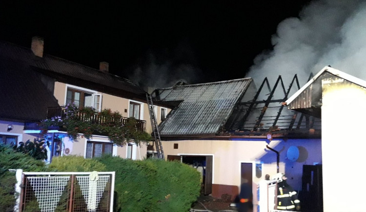 VIDEO: Plameny zachvátily rodinný dům a stodolu, hasiči odhadují pohromu za dva miliony korun