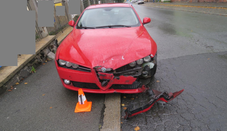 Silně opilý muž způsobil nehodu a škodu za více než 100 tisíc, navíc měl platný zákaz řízení