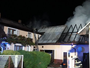VIDEO: Plameny zachvátily rodinný dům a stodolu, hasiči odhadují pohromu za dva miliony korun