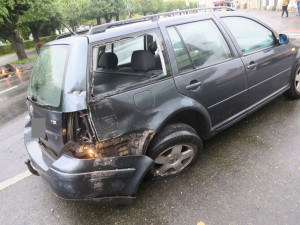 Silně opilý muž způsobil nehodu a škodu za více než 100 tisíc, navíc měl platný zákaz řízení