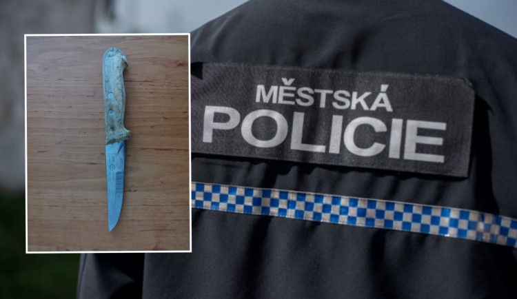 Silně opilý muž přišel s nožem na služebnu policie a oznámil, že se chce zabít