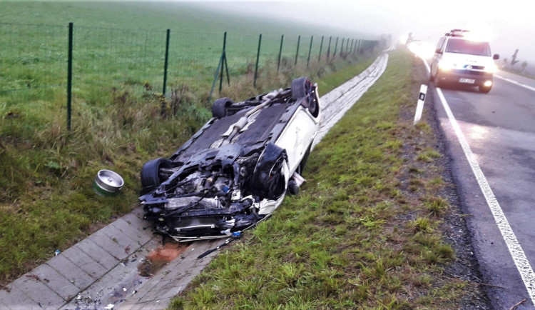 Při předjíždění se střetly dva osobáky, jedno narazilo do mostku, převrátilo se na střechu a začalo hořet