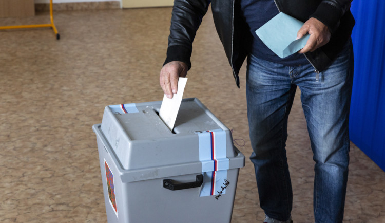 VOLBY 2022: První volební den je u konce, přišla v průměru čtvrtina voličů