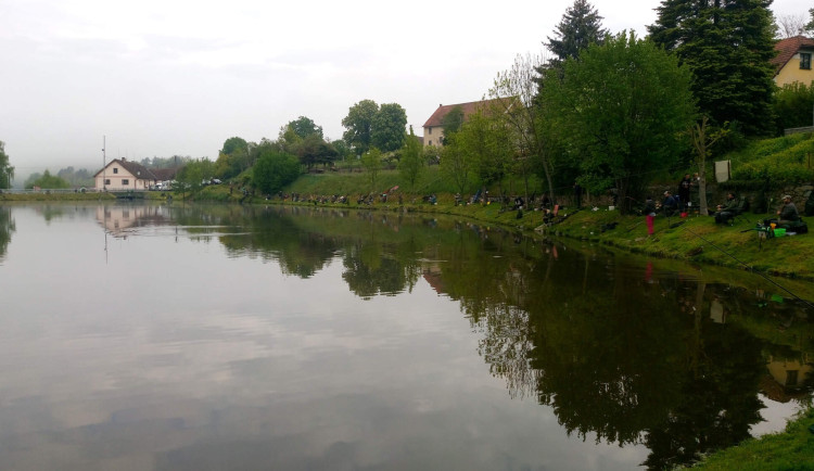 VOLBY 2022: Startuje druhý den voleb, ve Vrčeni je doprovází referendum o osudu místního rybníka