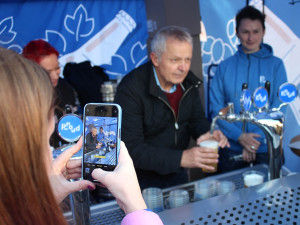 Plzeňští studenti univerzity popíjeli pod dozorem rektora, sám jim čepoval pivo