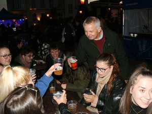Plzeňští studenti univerzity popíjeli pod dozorem rektora, sám jim čepoval pivo