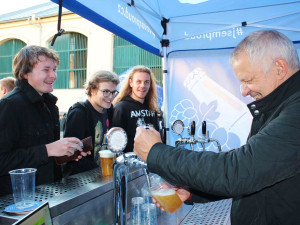 Plzeňští studenti univerzity popíjeli pod dozorem rektora, sám jim čepoval pivo