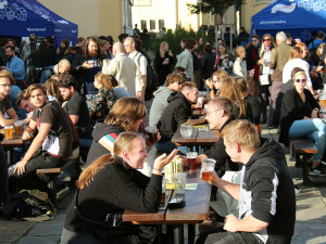 Plzeňští studenti univerzity popíjeli pod dozorem rektora, sám jim čepoval pivo