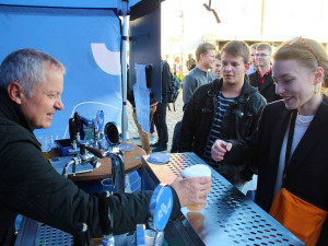 Plzeňští studenti univerzity popíjeli pod dozorem rektora, sám jim čepoval pivo