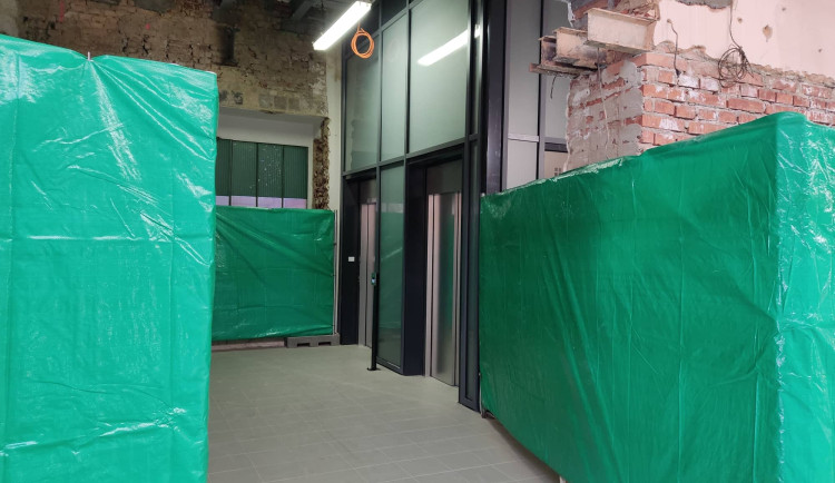 Cestujícím už slouží na hlavním nádraží nové výtahy, budova prochází náročnou rekonstrukcí za 670 milionů