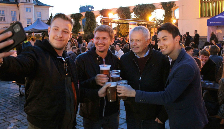 Plzeňští studenti univerzity popíjeli pod dozorem rektora, sám jim čepoval pivo