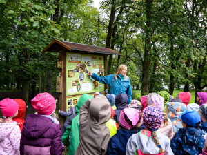 Oblíbený lesopark láká na novou naučnou stezku, dětem ukáže život včel i další zajímavosti