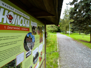 Oblíbený lesopark láká na novou naučnou stezku, dětem ukáže život včel i další zajímavosti