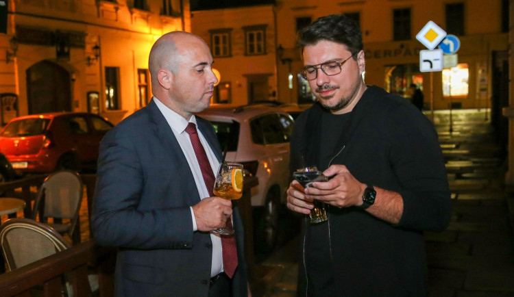 Lídr ANO Roman Zarzycký se starostou MO Plzeň Doubravka Tomášem Soukupem, který drtivě zvítězil ve svém obvodu