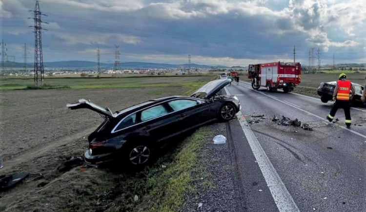 Smrtelná nehoda ochromila provoz na silnici I/27 u Přeštic, srazily se tam dva osobní automobily