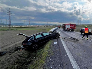 Smrtelná nehoda ochromila provoz na silnici I/27 u Přeštic, srazily se tam dva osobní automobily