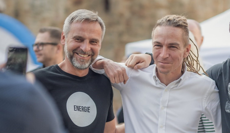 Lídr plzeňské pirátské kandidátky Pavel Bosák a předseda Pirátů Ivan Bartoš