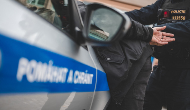 Zloděj přišel pětkrát krást do stejného rodinného domu, při poslední návštěvě ho zadržel jeho obyvatel