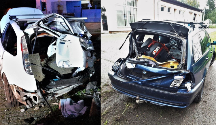 Během jednoho dne vyjížděli hasiči z Plzně ke dvěma nehodám, kdy vlak smetl na přejezdu osobní auto