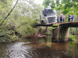 Řidič kamionu slepě věřil navigaci, zůstal viset na ztrouchnivělé lávce