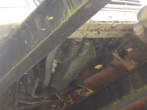 Řidič kamionu slepě věřil navigaci, zůstal viset na ztrouchnivělé lávce