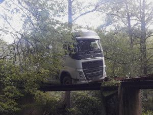 Řidič kamionu slepě věřil navigaci, zůstal viset na ztrouchnivělé lávce
