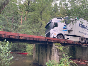 Řidič kamionu slepě věřil navigaci, zůstal viset na ztrouchnivělé lávce