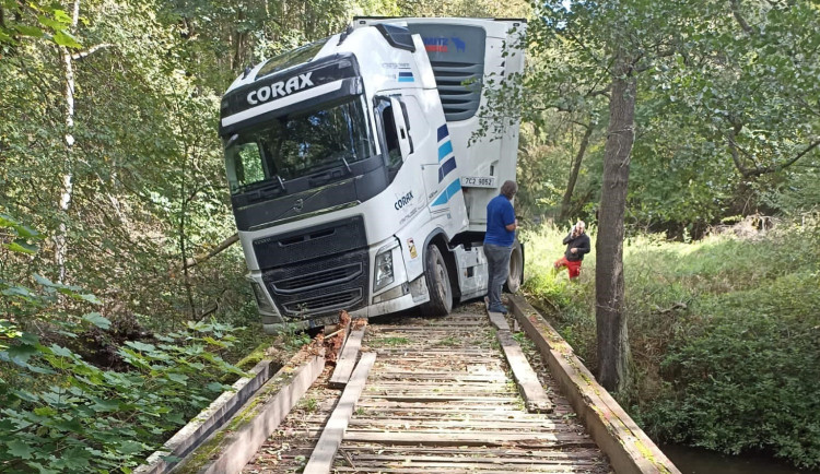 Řidič kamionu slepě věřil navigaci, zůstal viset na ztrouchnivělé lávce