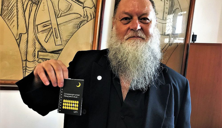 Lumír Aschenbrenner je také autorem vtipných mikrobásniček