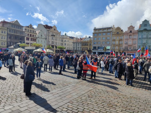 FOTO: Proti vládě přišly v Plzni protestovat stovky lidí, akce se omezila na sledování demonstrace v Praze
