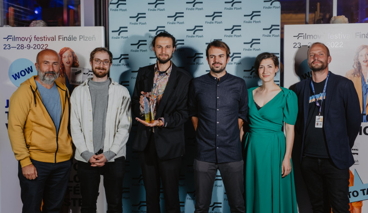 Cenu Zlatý ledňáček za nejlepší celovečerní hraný nebo animovaný film získal snímek Kdyby radši hořelo. Cenu převzali v Plzni tvůrci filmu