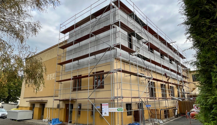 Doubravecká sokolovna prochází proměnou, pomohla i veřejnost symbolickým nákupem parket