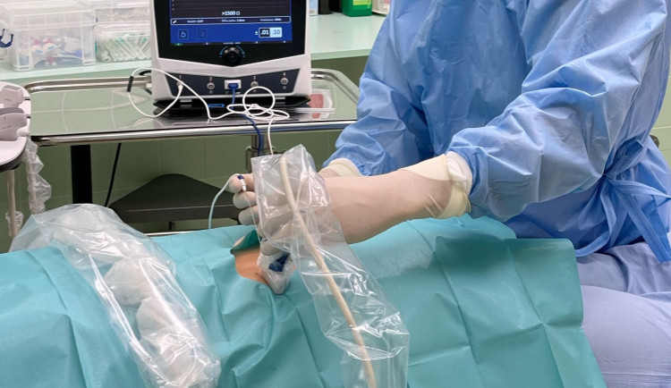 Pacientům s dlouhodobou bolestí zad či kloubů pomůže nový přístroj v Domažlické nemocnici