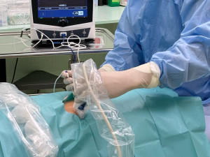 Pacientům s dlouhodobou bolestí zad či kloubů pomůže nový přístroj v Domažlické nemocnici