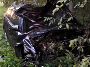 Při hrozivě vyhlížející nehodě vozu značky Audi vyletěl ven motor, jedna žena utrpěla těžké zranění