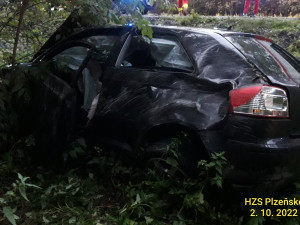 Při hrozivě vyhlížející nehodě vozu značky Audi vyletěl ven motor, jedna žena utrpěla těžké zranění