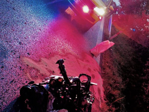 Při hrozivě vyhlížející nehodě vozu značky Audi vyletěl ven motor, jedna žena utrpěla těžké zranění