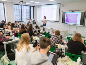 Budoucí doktoři poprvé usedli do poslucháren nové budovy lékařské fakulty