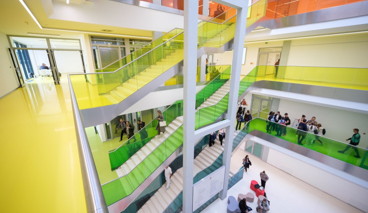 Budoucí doktoři poprvé usedli do poslucháren nové budovy lékařské fakulty