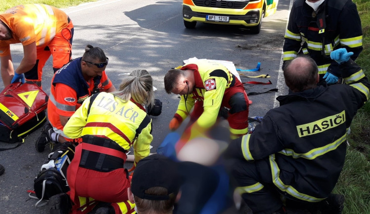 Jezdec na mopedu nepřežil na Šumavě střet s osobákem, který po průjezdu zatáčkou vletěl do protisměru