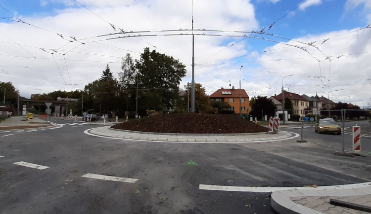 Nová okružní křižovatka u Tyršova mostu je hotová a začne sloužit řidičům od soboty. Obnoví se provoz MHD na Bory