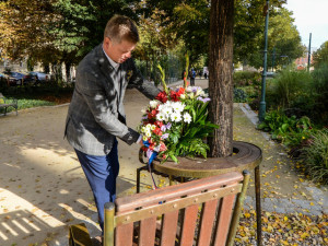 Václav Havel se narodil před 86 lety, Plzeň jeho památku uctila velmi komorně